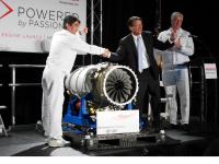 出荷記念式典（左から）泉 征彦 HAI社長、パット･マクローリー NC州知事、トニー･ブランドウィー HAI副社長