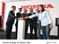 記念式典の様子(左から) Issao Mizoguchi (本田技研工業株式会社 執行役員 兼 南米地域本部長）、 Carlos Eigi（Honda Energy 社長）、 Tarso Genro（リオ・グランジ・ド・スル州知事）、 Cilon Rodrigues da Silveira（シャングリラ市長）、 Mauro Knijnik（州開発責任者）、 Elbia Melo（ブラジル風力発電推進責任者）