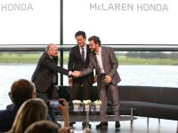 （左から）ロン・デニス CEO、新井 康久、フェルナンド・アロンソ選手