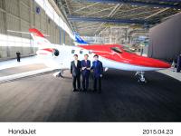 (左から)本田技研工業株式会社 取締役 専務執行役員 山本芳春、本田技研工業株式会社 代表取締役 社長執行役員 伊東孝紳、ホンダエアクラフトカンパニー・エルエルシー 取締役社長 藤野道格