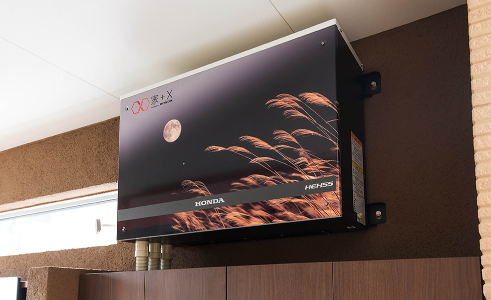 インテリアに合わせてラッピングを施したV2H対応DC普通充電器「Honda Power Manager」