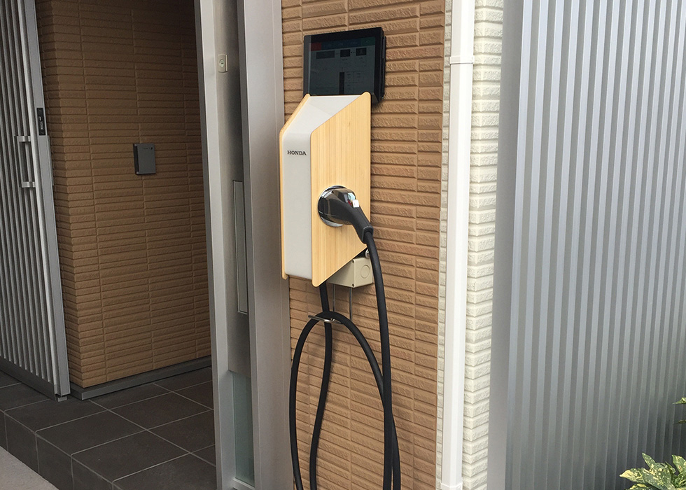 インテリアに合わせてラッピングを施したV2H対応DC普通充電器「Honda Power Manager」