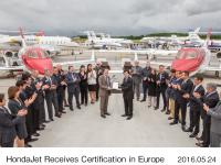 欧州型式証明取得を祝う関係者たち