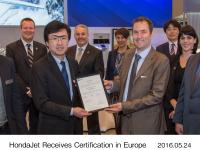 欧州型式証明書を掲げるEASAスティーブン・ヒギンズ氏とHACI藤野社長