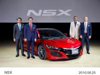 右から、NSX開発責任者 テッド・クラウス、NSX生産責任者 クレメン ト・ズソーザ、代表取締役社長 社長執行役員 八郷隆弘、日本本部長 寺谷公良