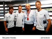 (左から)フェルナンド・アロンソ選手、ストフェル・バンドーン選手、ロン・デニス会長兼CEO、ジェンソン・バトン選手
