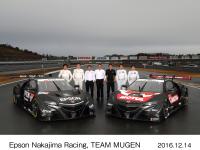 (手前左から)Epson NSX-GT、MUGEN NSX-GT、(奥左から)松浦孝亮、ベルトラン・バゲット、中嶋悟監督、モータースポーツ部 部長 山本雅史、手塚長孝監督、武藤英紀、中嶋大祐