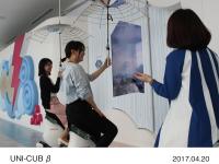 館内ツアー中にガイドの説明を受けるイメージ