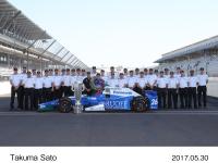 佐藤琢磨選手とチームスタッフ