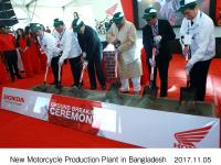 鍬入れ式の様子（左から）下川一郎 Honda二輪事業本部熊本製作所長、青山真二 Honda執行役員 アジア・大洋州本部長、泉裕泰 駐バングラデシュ日本国大使、アミール・ホセイン・アムー 工業大臣、パバン・チョードリ バングラデシュ経済特区庁（BEZA） 長官、石井祐一朗 BHL社長