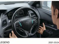 LEGEND Hybrid EX・Honda SENSING Elite ハンズオフ機能付 車線内運転機能作動時