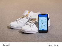 靴に装着した「あしらせ」とスマートフォンアプリ