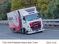 公道実証走行を前にテストコースを走るGIGA FUEL CELL