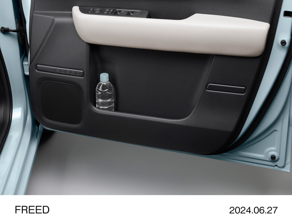 FREED e:HEV AIR EX ボトルホルダー付大型ドアポケット（運転席/助手席）