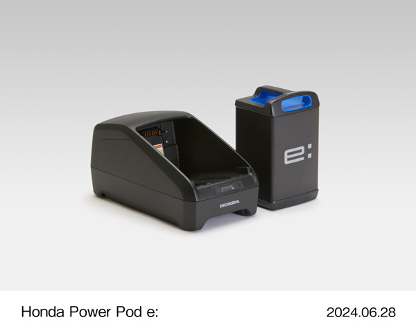 Honda Power Pack Charger e:（左）Honda Mobile Power Pack e:（右）