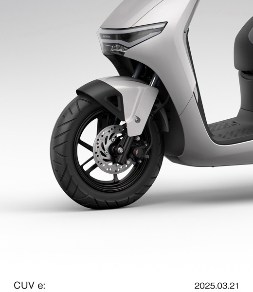 2025 CUV e: フロントホイール・ブレーキ ※写真は海外仕様車です。国内仕様車にはリアキャリアと原付二種の識別標識が装着されます