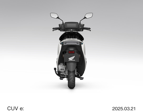 2025 CUV e: ストップランプ-OFF ※写真は海外仕様車です。国内仕様車にはリアキャリアと原付二種の識別標識が装着されます