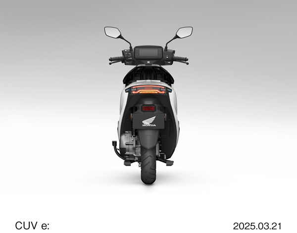 2025 CUV e: ストップランプ-ON ※写真は海外仕様車です。国内仕様車にはリアキャリアと原付二種の識別標識が装着されます