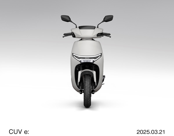 2025 CUV e: ヘッドライト-Hi ※写真は海外仕様車です。国内仕様車にはリアキャリアと原付二種の識別標識が装着されます