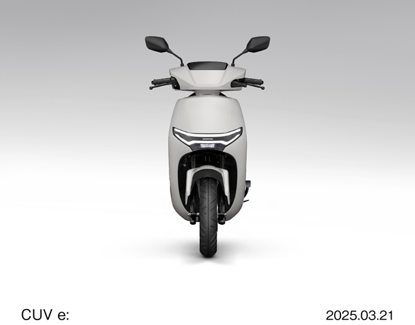 2025 CUV e: ヘッドライト-Low ※写真は海外仕様車です。国内仕様車にはリアキャリアと原付二種の識別標識が装着されます