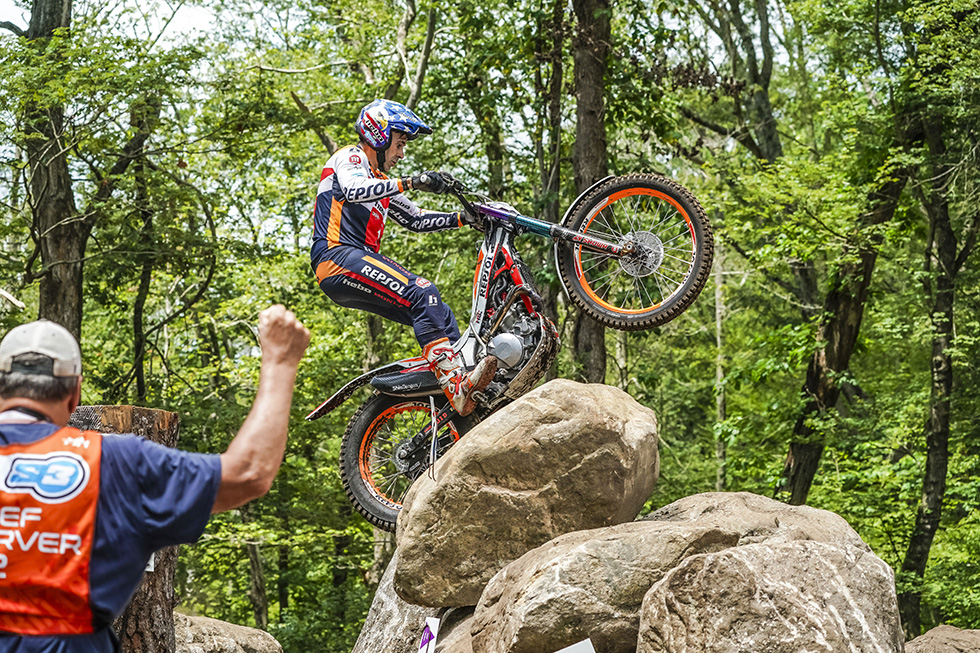 トニー・ボウ選手とMontesa COTA 4RT