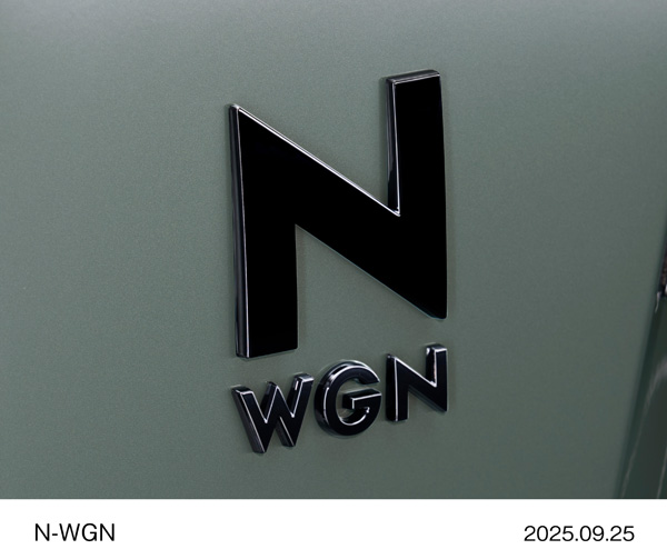 N-WGNエンブレム（クリスタルブラック・パール）CUSTOM L・ターボ  特別仕様車 BLACK STYLE
