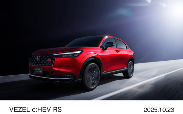 e:HEV RS(4WD)メーカーオプション装着車　フロント走りイメージ　プレミアムクリスタルレッド・メタリック