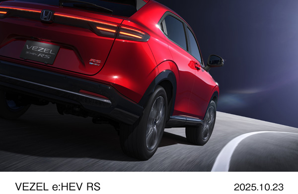 e:HEV RS(4WD)メーカーオプション装着車　リアスタイリングイメージ　プレミアムクリスタルレッド・メタリック