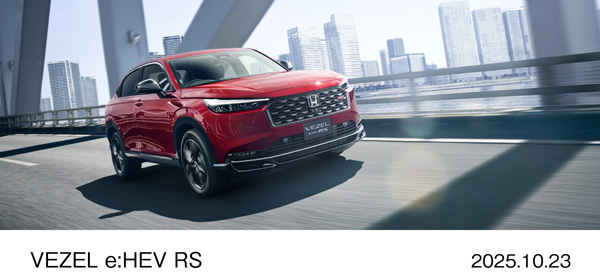 e:HEV RS(4WD)メーカーオプション装着車　フロント走りイメージ　プレミアムクリスタルレッド・メタリック