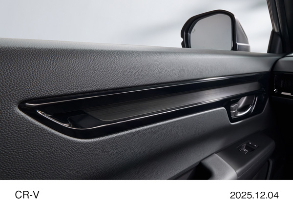 CR-V e:HEV RS BLACK EDITION　ドアライニングガーニッシュ　〈ヘアラインダークシルバー〉
