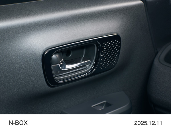 ピアノブラック塗装　ドアオーナメントパネル　CUSTOM ターボ　特別仕様車 BLACK STYLE（プラチナホワイト・パール）