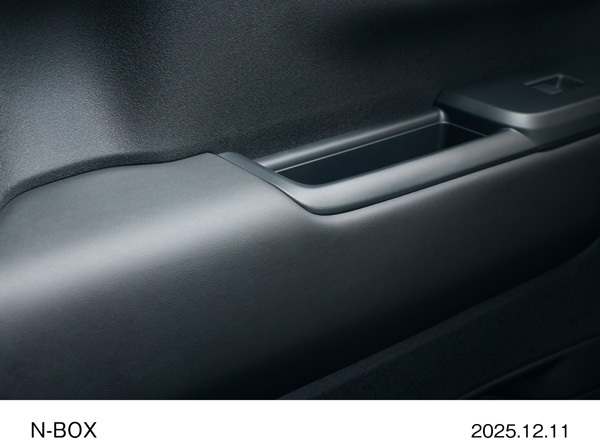 プライムスムース　ドアライニングアームレスト　CUSTOM ターボ　特別仕様車 BLACK STYLE（プラチナホワイト・パール）