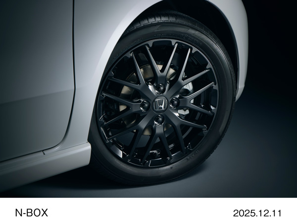 専用15インチアルミホイール（ベルリナブラック塗装）+ブラックホイールナット　CUSTOM ターボ　特別仕様車 BLACK STYLE（プラチナホワイト・パール）