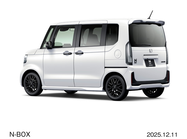 エクステリア リア7：3　CUSTOM ターボ　特別仕様車 BLACK STYLE（プラチナホワイト・パール）