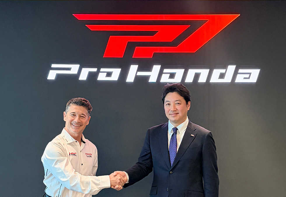 Honda LCR チームプリンシパル ルーチョ・チェッキネロ（左）とカスタマーファースト統括部長 清水光太郎（右）