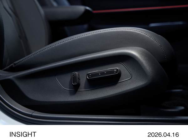 運転席8ウェイパワーシート （スライド/リクライニング/ハイト前・後）＋ 助手席4ウェイパワーシート （スライド/リクライニング）