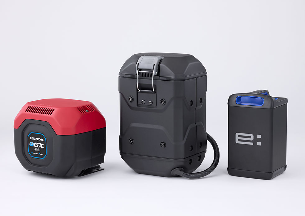 「GXE4.0D」（左）、バッテリーボックス（中央）、「Mobile Power Pack e:」（右）
