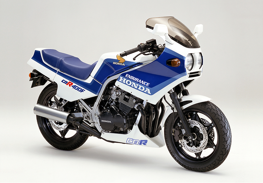 Honda | 二灯式ヘッドライトとハーフフェアリング装備のスポーツバイク 