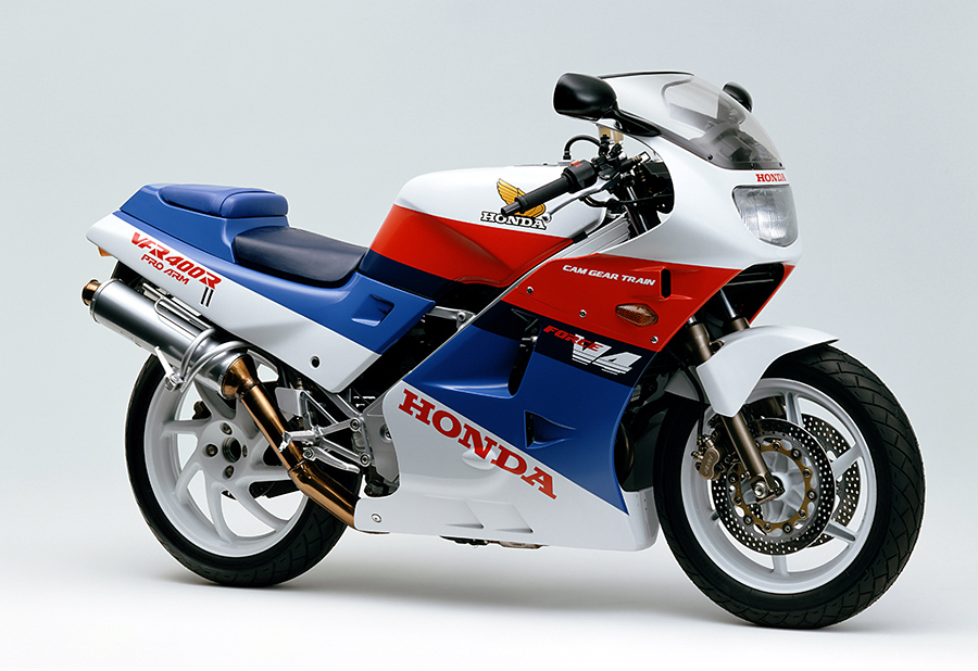 Honda | スーパースポーツバイク「ホンダ・VFR400R」に最新技術の片 