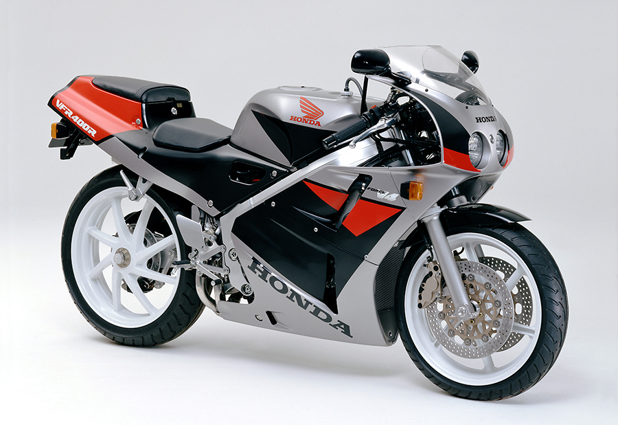 Honda | 運動性能を高めた4サイクルV型4気筒エンジン搭載のスーパー