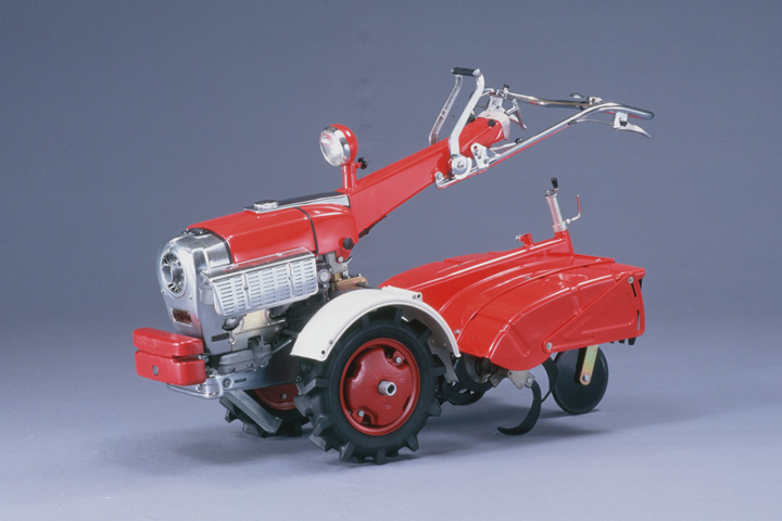 Honda初の耕うん機「F150」。当時は工業製品を赤く塗ること自体が画期的だった