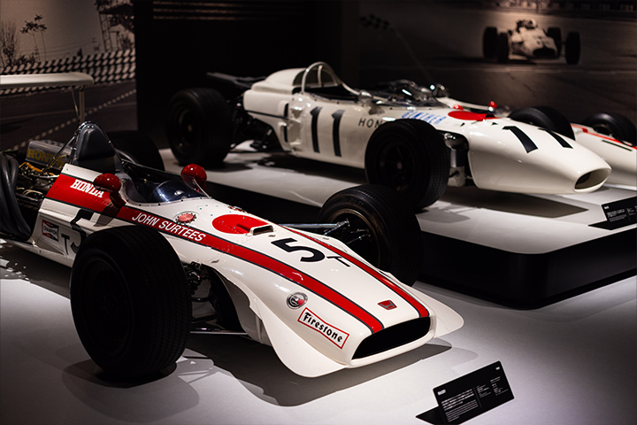 2024年3月1日（金）にリニューアルオープンした、ホンダコレクションホールには歴代のレーシングマシンが展示される。F1初参戦の翌シーズン（1965年）のメキシコグランプリにて初優勝をもたらした「RA272」も並ぶ
