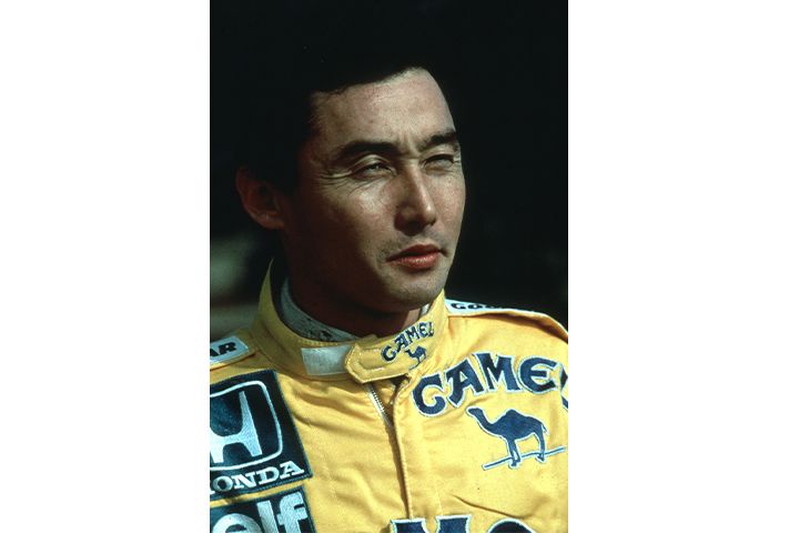 中嶋悟 1973年の鈴鹿シルバーカップでプロドライバーとしてデビュー。1984年、Honda F1のテストドライバーとなり、1987年にLotus HondaのドライバーとしてF1にデビュー、日本人初のフルエントリーを果たした。1991年にレーシングドライバーを引退。その後はチーム監督として、全日本スーパーフォーミュラ選手権やSUPER GTなどのレースに参戦