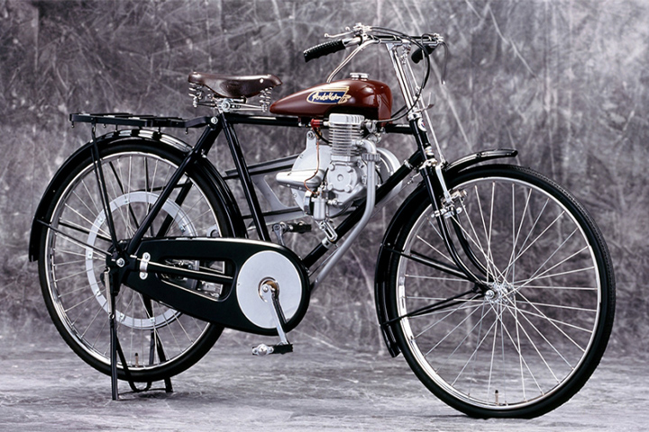 ホンダA型（1947年）。初めてHondaの名で製品化した自転車用補助エンジン