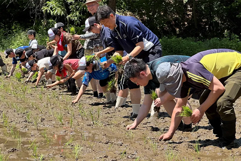 地域住民の方々も参加した田植え体験イベント