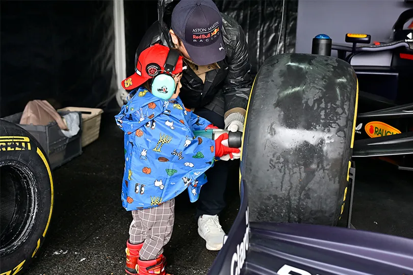 タイヤ交換のスピードに挑戦するピットストップチャレンジの様子