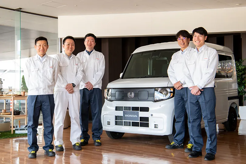 今回の鉄道輸送化に尽力したプロジェクトメンバーと、バッテリーパックを搭載した「N-VAN e:」。