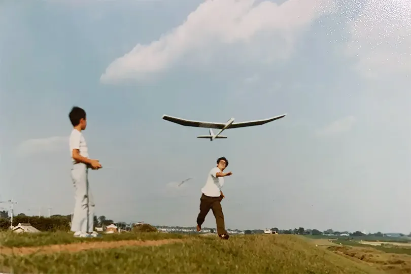 利根川河川敷で祖父がつくったラジコングライダーで遊ぶ、小学生当時の写真