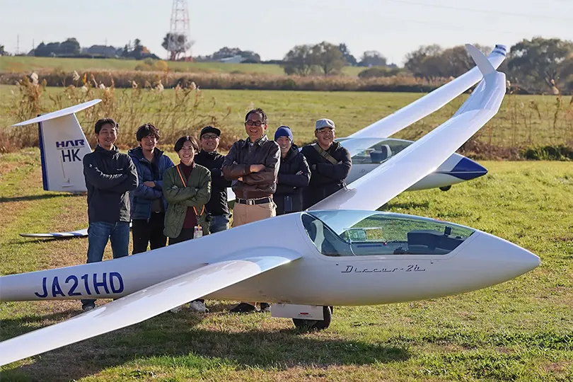 2023年12月に関宿滑空場にて、開発チームのメンバーたちとグライダー搭乗体験をした際の写真
