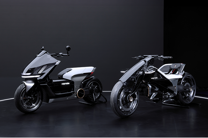 EV Urban Concept（左）と、世界初公開となったEV OUTLIER Concept（右）